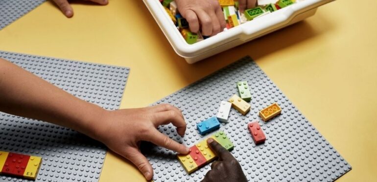 Lego vai doar 120 milhões a projetos de apoio a crianças