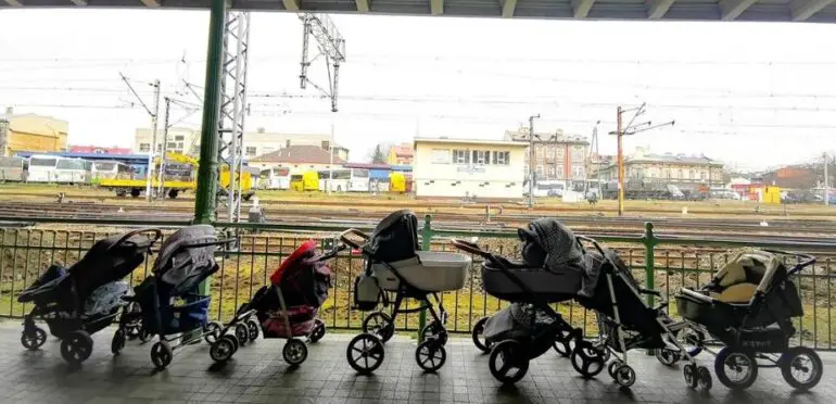 Mães polacas deixam carrinhos de bebé para as mães ucranianas