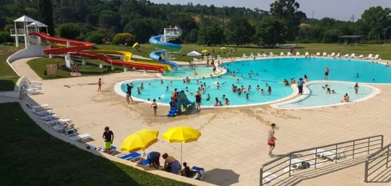 Piscinas e escorregas para desfrutar em Viseu