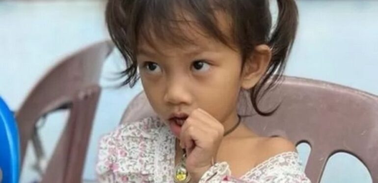 Emmy foi a única criança que sobreviveu ao ataque à creche na Tailândia