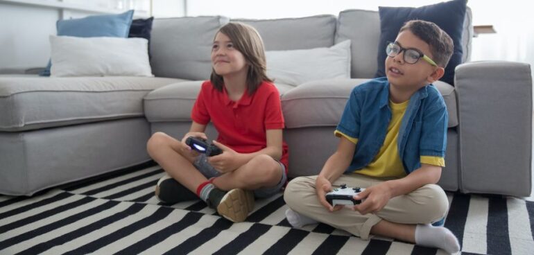 O seu filho gosta de videojogos? Saiba como evitar situações de risco e de dependência