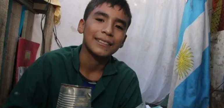 Menino de 12 anos cria “escola” para crianças carenciadas
