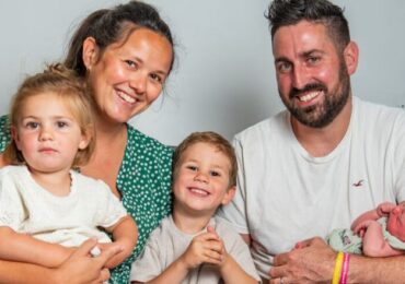 Casal dá as boas-vindas ao terceiro bebé de trigémeos FIV nascidos com dois anos de diferença