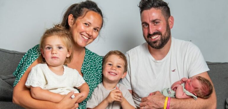Casal dá as boas-vindas ao terceiro bebé de trigémeos FIV nascidos com dois anos de diferença